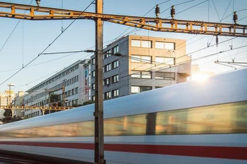 விளையாட்டு வினையானது: ப்ராங்க் செய்வதற்காக ரயில் மீது ஏறிய இளம்பெண்ணுக்கு நேர்ந்த பரிதாபம்