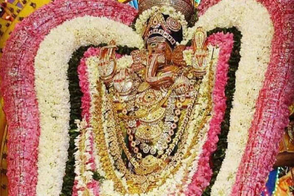 பள்ளியறையில் தாயுடன் இருக்கும் விநாயகர்- எங்கு தெரியுமா? | Manakula Vinayagar Temple