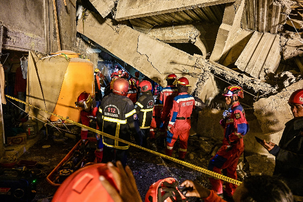 இந்தோனேசியாவில் இடிந்து விழுந்த பாடசாலை ; 3 மாணவர்கள் பலி | School Collapses In Indonesia 3 Students Killed