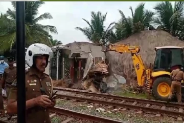 புத்தாண்டு தினத்தில் கொழும்பில் இடிக்கப்பட்ட பிரபல ஹோட்டல் (படங்கள்)