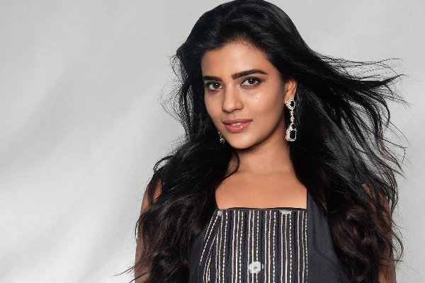 இந்த போட்டோவில் டீனேஜில் இருக்கும் நடிகை யார் தெரியுமா? கோலிவுட்டின் முக்கிய நடிகை | Aishwarya Rajesh Teenage Pic