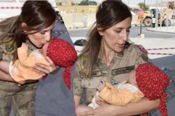 காபூல் விமானநிலையத்தில்  நெகிழவைத்த ராணுவ வீராங்கனை; வைரல் காணொளி