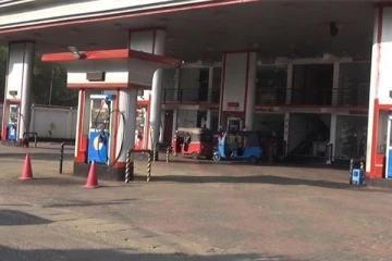 அசாதாரண வானிலையால் எரிபொருள் நிரப்பு நிலையங்களில் ஏற்பட்டுள்ள பாதிப்பு