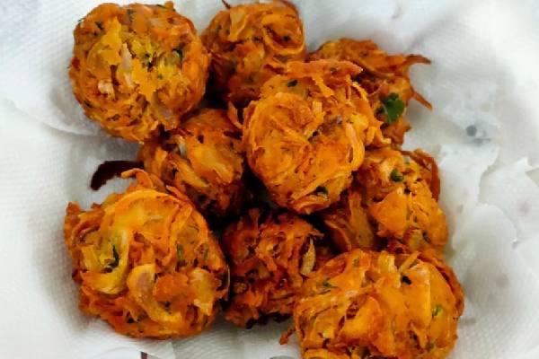 Onion Bonda: டீ கடை பாணியில் வெங்காய போண்டா | Tea Kadai Style Onion Bonda Recipe In Tamil