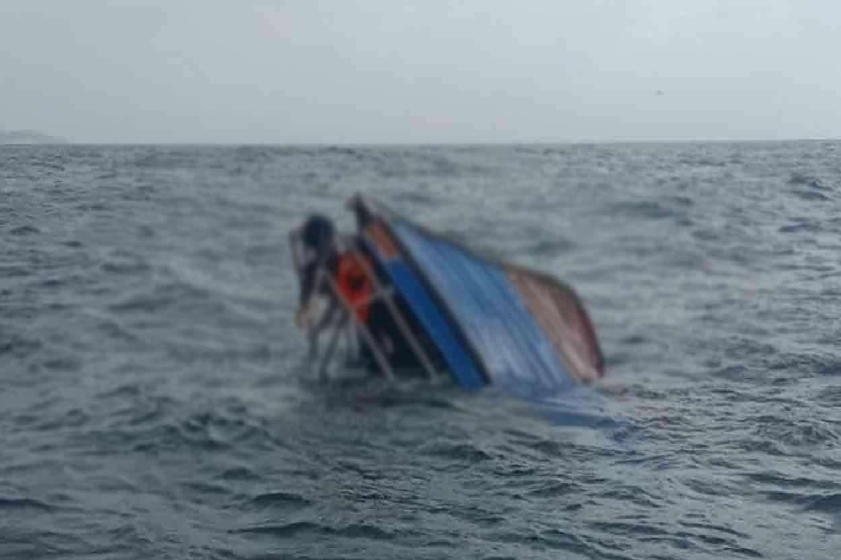 வெளிநாடொன்றில் 2 படகுகள் மோதி பயங்கர விபத்து ; 30 பேர் பலி ; பலர் மாயம் | Two Boats Collide Abroad 30 People Killed