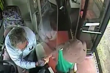 இந்திய வம்சாவளி ஓட்டுநரை இனரீதியாக துஷ்பிரயோகம் செய்த பெண்: ஆறுதல் கூறும் வகையில் சிறுவன் செய்த செயல்