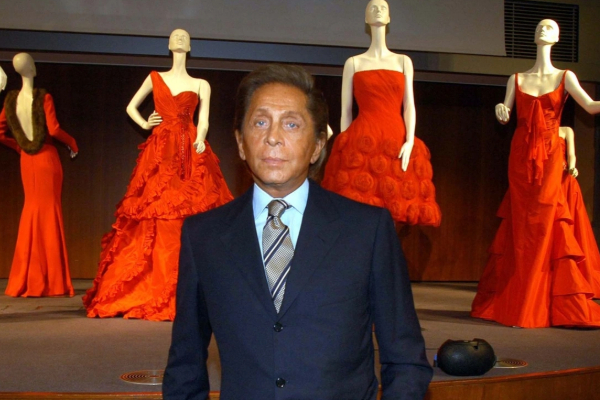 உலக புகழ்பெற்ற ஆடை வடிவமைப்பாளர் 93 ஆவது வயதில் காலமானார் | Italian Fashion Designer Valentino Dies Aged 93