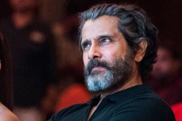 எத்தனையோ பேர் சொல்லியும் விக்ரம் வாழ்க்கையை நாசமாக்கிய பிரபல இயக்குனர்