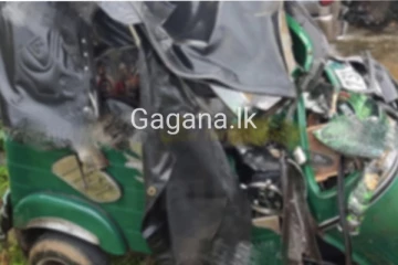 ත්‍රීරෝද රථයක් බස් රථයක ගැටෙයි..තරුණයෙක් සහ තරුණියක් බරපතල තුවාල ලබයි(PHOTOS).