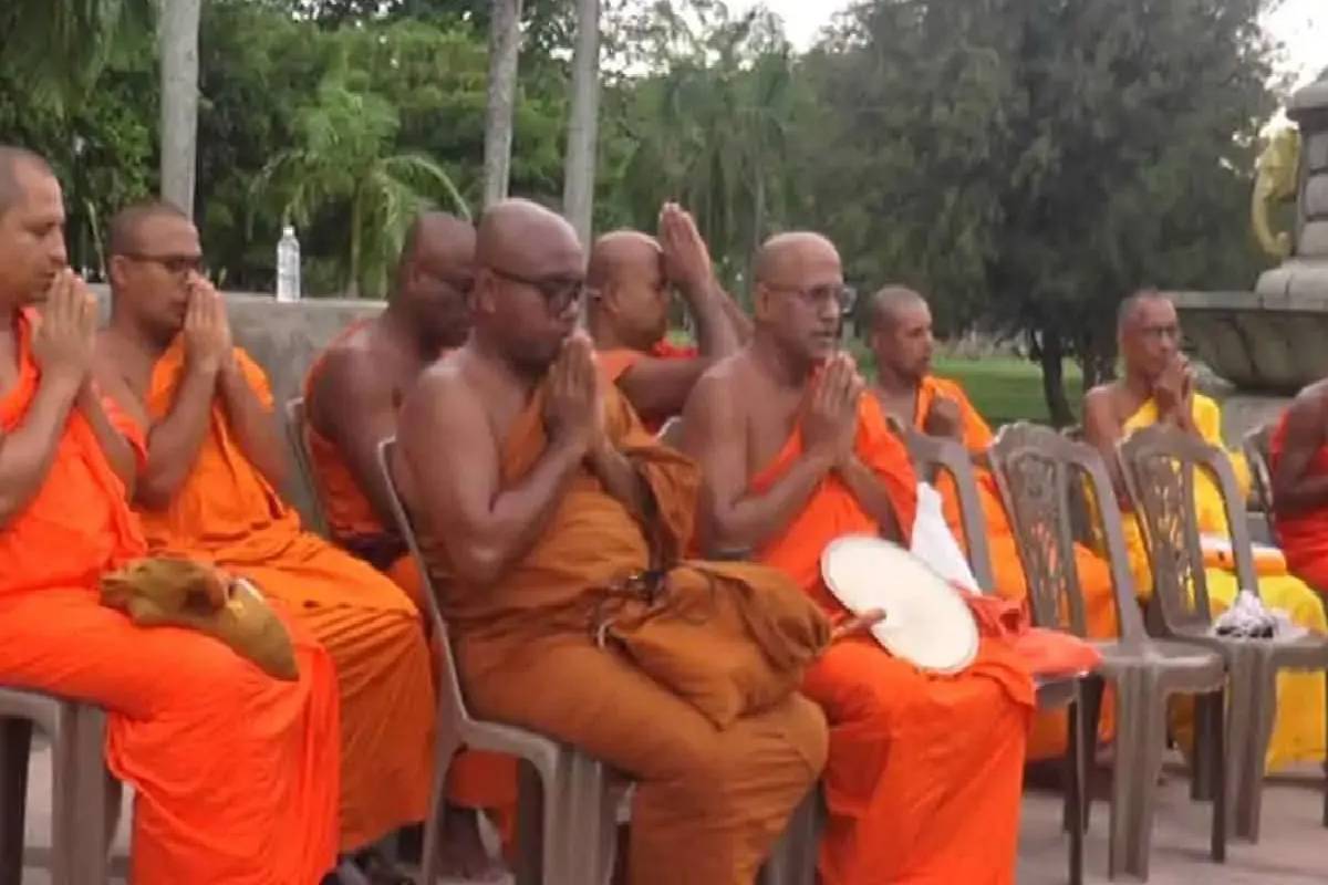 4ஆவது நாளாகத் தொடரும் போராட்டம்! அரசுக்கு எதிராகத் தீப்பந்தங்களுடன் களமிறங்கிய பிக்குகள் | Satyagraha War Continued Release Gnanasara Thera 4ஆவது நாளாகத் தொடரும் போராட்டம்! அரசுக்கு எதிராகத் தீப்பந்தங்களுடன் களமிறங்கிய பிக்குகள் | Satyagraha War Continued Release Gnanasara Thera