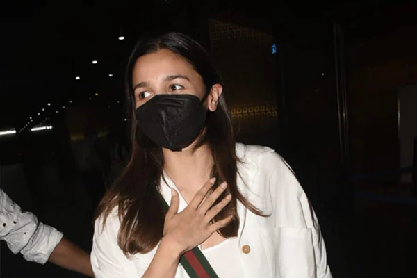 கர்ப்பமாக இருக்கும் ஆலியா.. வெளிநாட்டில் இருந்து வந்ததும் செய்த முதல் விஷயம் | Alia Bhatt Returns To Mumbai Hugs Ranbir