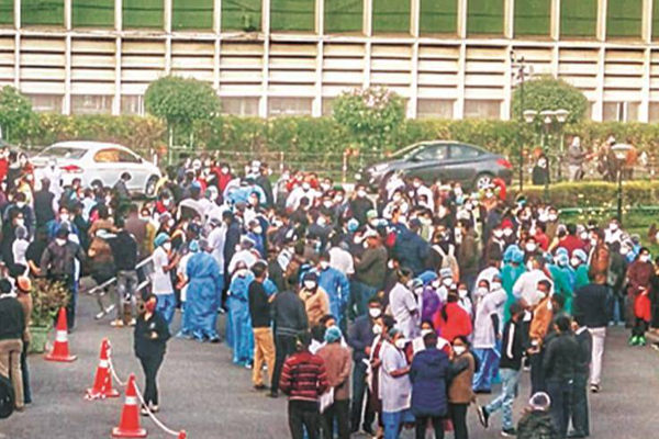 டெல்லி எய்ம்ஸ் மருத்துவமனை செவிலியர்கள்  காலவரையற்ற வேலைநிறுத்தம் : காரண்ம் என்ன? - தமிழ்நாடு