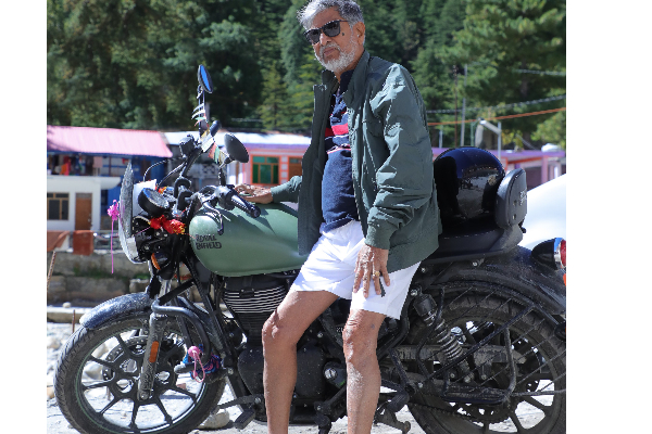 அஜித்துக்கு டஃப் கொடுக்கும் விஜய் அப்பா செய்த செயல்.. வைரலாகும் புகைப்படம்.. | Sa Chandrasekar Competition With Ajith For Bike