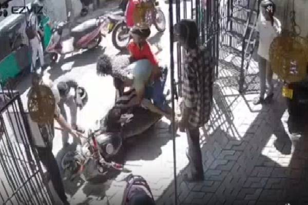 பாடசாலை முன்பாக மாணவியின் தந்தை மீது தாக்குதல் ; வெளியாகின சிசிரிவி காட்சிகள் | Student S Father Attacked In Front Of School Cctv