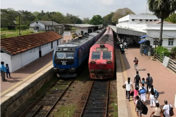 தொடருந்திலிருந்து தவறி விழுந்த இளைஞனுக்கு ஏற்பட்ட பரிதாப நிலை!