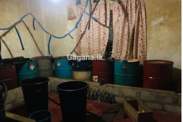 හදිසියේ වැටලූ නිවසක් තුළ තිබී කවුරුත් නොසිතූ දෙයක් හමුවෙයි..