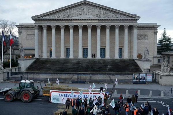பிரான்ஸ் நாடாளுமன்றை முற்றுகையிட்ட விவசாயிகள் ; ஸ்தம்பித்து போன பாரிஸ் | French Parliament Surrounded By Protesting Farmers