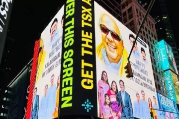 அமெரிக்காவில் நியூ யார்க் டைம்ஸ் சதுக்கத்தில் ஜொலித்த கலைஞரின் புகைப்படம்!