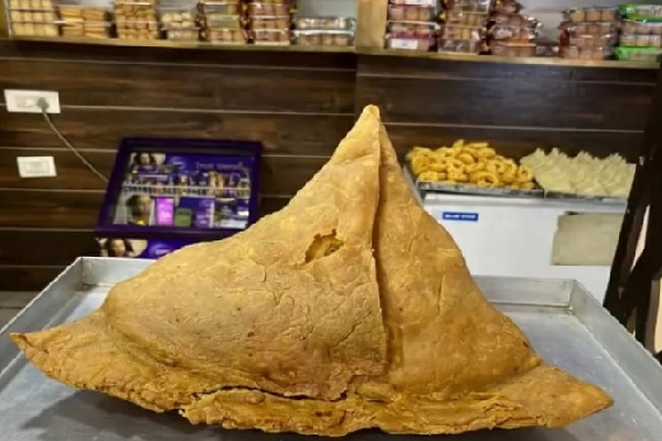 கரும்பு தின்ன கூலியா.... சமோசா சாப்பிட்டால் வெகுமதி; தலைசுற்றவைக்கும் பரிசுத்தொகை! | Reward Eating Baahubali Samosa Dizzying Prizes