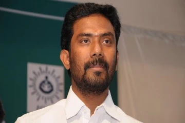உயர் நீதிமன்றம் அதிரடி தீர்ப்பு - நாடாளுமன்ற உறுப்பினர் பதவியை இழந்தார் ஓபிஎஸ் மகன்