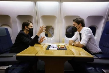 கனேடிய மக்களுக்கு சிறந்த எதிர்காலத்தை.. நியூசிலாந்து பிரதமருடன் விமானத்தில் உரையாடிய ஜஸ்டின் ட்ரூடோ