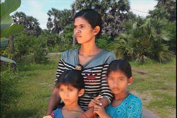 இரு பிள்ளைகளோடு வாழ்வதற்கு போராடும் இளம் தாயின் சோக கதை...! (Video)