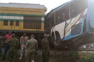 பேருந்து மீது ரயில் மோதியதில் உடல் நசுங்கி 6 பேர் பலி!