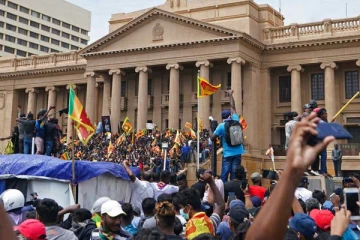 අරගලයේ ව්‍යාපාරිකයන් 80ක් රටින් පනී.. ප‍්‍රකට කෝටිපතියෙක් අප‍්‍රිකාවට පනී…