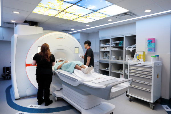 அமெரிக்காவில் MRI பரிசோதனை இயந்திரத்தினுள் இழுக்கப்பட்ட ஒருவர் பலி | Man Killed After Being Pulled Into Mri In U S