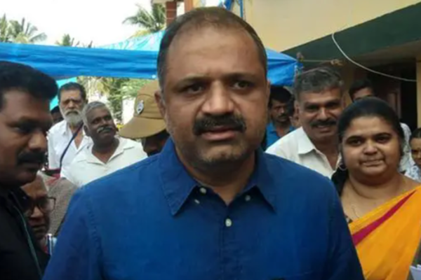 எனது அம்மாவின் வாழ்க்கையை திருடி விட்டேன்  - பேரறிவாளன் வேதனை..! - தமிழ்நாடு