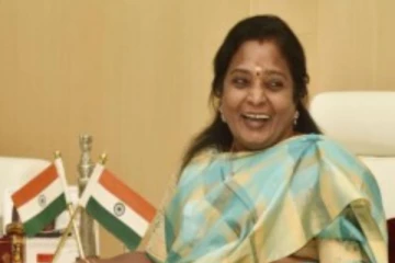 புதுவை ஆளுநராக முதல் நாளிலே தமிழிசை சவுந்தர்ராஜன் அதிரடி - பெரும்பான்மையை நிருபிக்க நாராயணசாமிக்கு உத்தரவு