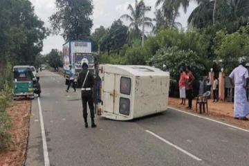 முல்லையில் கொரோனாவால் உயிரிழந்தவரின் சடலத்தை கொண்டு சென்ற வாகனம் விபத்து