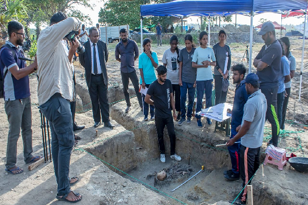 யுத்தம் நடந்த மண்ணில் புதைகுழிகள் இருக்குமாம் : வன்மத்தைக் கக்குகின்றார் கம்மன்பில | Graves In The Land Where War Took Place Gammanpila