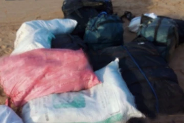 காலி கடற்கரையில் மர்ம பொதிகள் மீட்பு