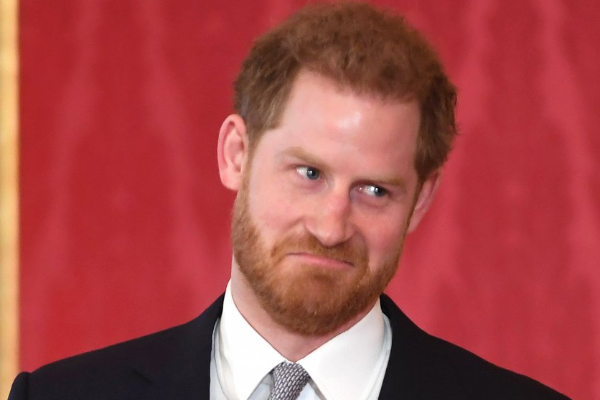 இளம்பெண்ணின் தோளில் கைபோட்ட இளவரசர் ஹரி: கையை தள்ளிவிட்ட தாய் | Prince Harry Hand Shoved By Malala Mother இளம்பெண்ணின் தோளில் கைபோட்ட இளவரசர் ஹரி: கையை தள்ளிவிட்ட தாய் | Prince Harry Hand Shoved By Malala Mother