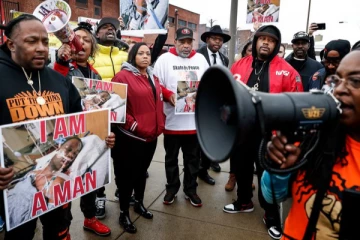 அமெரிக்காவில் 29 வயது கறுப்பின இளைஞன் உயிரிழப்பு; பல நகரங்களில் வெடித்த ஆர்ப்பாட்டம்!