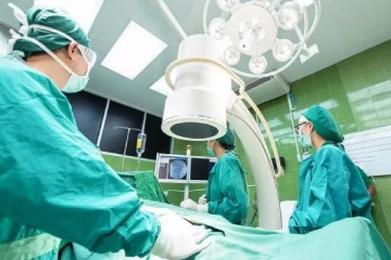 பன்றியின் சிறுநீரகத்தை நபரொருவருக்கு பொருத்தி சாதனை படைத்த மருத்துவர்கள்!