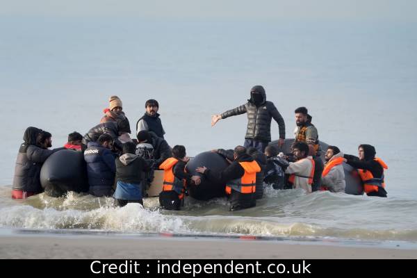 சிறுபடகுகளை தடுக்க முயன்ற பிரித்தானியர்கள் இருவர் பிரான்சில் கைது | 2 Far Right Britains Arrested In France Stop Boats சிறுபடகுகளை தடுக்க முயன்ற பிரித்தானியர்கள் இருவர் பிரான்சில் கைது | 2 Far Right Britains Arrested In France Stop Boats