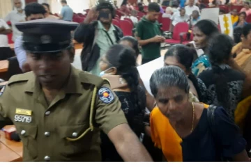 யாழ் மாவட்டச் செயலக அமைச்சரின் கூட்டத்தில் அதிரடியாக நுளைந்த மக்கள் (Photos)