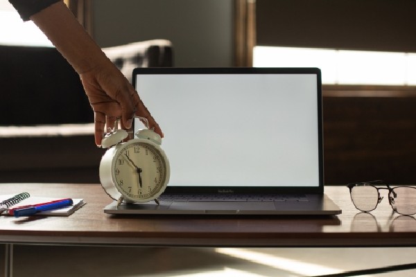 கனடாவில் அறிமுகமாகும் நேர மாற்றம்! | 2023 Daylight Saving Time When Clocks Spring