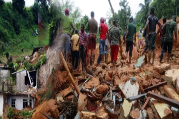 வீட்டின் மீது சரிந்து விழுந்த மண்மேடு ; இருவர் பலி