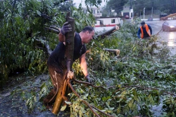 கனடாவை புரட்டிப்போட்ட பியோனா புயல்; இருளில் தவிக்கும் லட்சக்கணக்கான மக்கள்