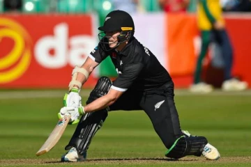 7 சிக்ஸர், சரிந்த அணியை முதல் சதம் விளாசி மீட்ட வீரர்! மிரண்டுபோன எதிரணி