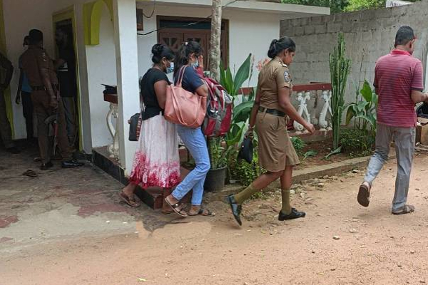 வவுனியாவில் விபச்சார விடுதி அதிரடி முற்றுகை... இரு பெண்கள் உட்பட நால்வர் கைது! | Four Arrested Two Women In A Brothel In Vavuniya