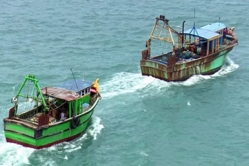 இலங்கைக் கடலில் கைதான 10 இந்திய மீனவர்கள் விளக்கமறியலில்