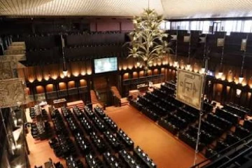 කථානායක නිසා පාර්ලිමේන්තුවේ දැඩි උණුසුම් තත්ත්වයක් - විපක්ෂ දරුණු ලෙස විරෝධයක