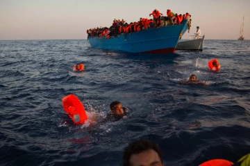 இத்தாலி நோக்கி படையெடுத்த புலம்பெயர்ந்தவர்கள்: படகு கவிழ்ந்ததில் 27 பேர் உயிரிழந்திருக்க வாய்ப்பு