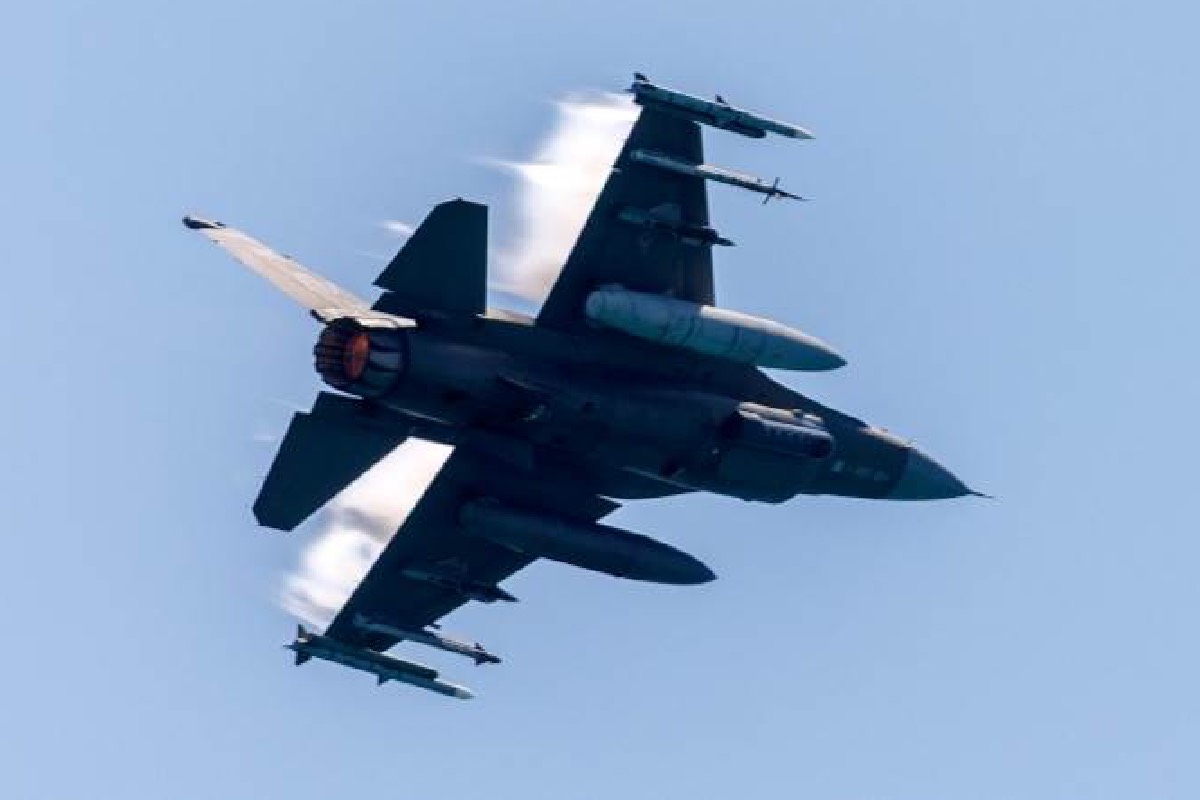 நடுவானில் இருந்து விழுந்த F-16 ரக போர் விமானம்: உயிர் தப்பினாரா விமானி? | F 16 Fighter Jet Crashes In Northern Michigan நடுவானில் இருந்து விழுந்த F-16 ரக போர் விமானம்: உயிர் தப்பினாரா விமானி? | F 16 Fighter Jet Crashes In Northern Michigan