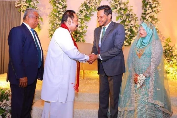 அரசியல்வாதியின் வீட்டு திருமண நிகழ்வில் மகிந்த உட்பட பல அரசியல் பிரமுகர்கள் பங்கேற்பு (PHOTOS)