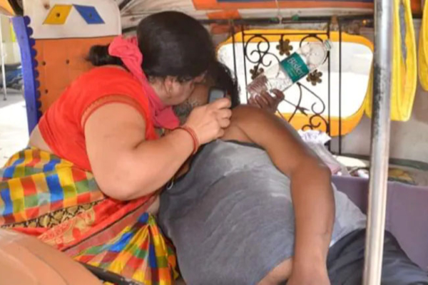 உயிருக்கு போராடிய கணவன்! வாயோடு வாய் வைத்து ஆக்சிஜன் வழங்கிய மனைவி- நெஞ்சை உருக்கும் புகைப்படம் | Women Giving Breath To Husband